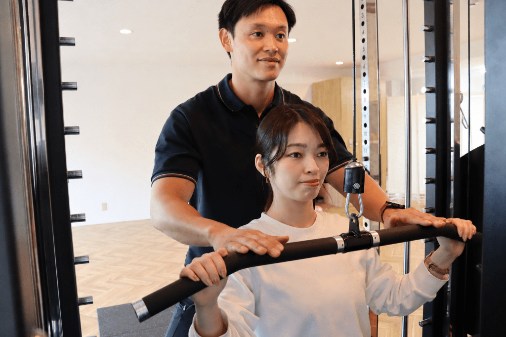 松戸市五香・元山のパーソナルジムで女性にトレーニング指導を行う様子