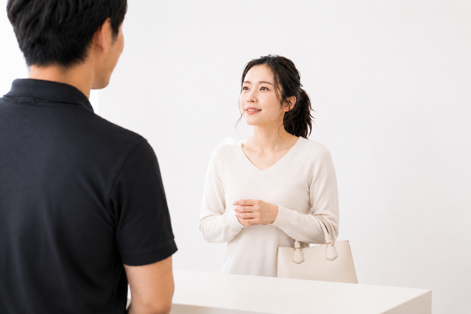 パーソナルジムで女性がトレーニングをしている様子