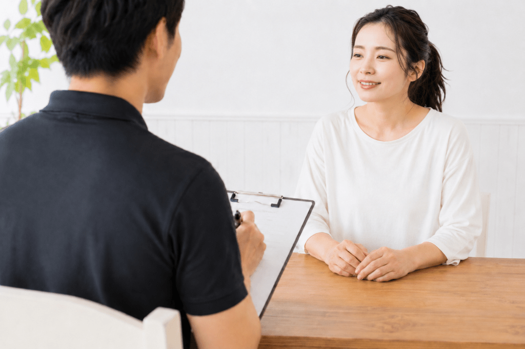 パーソナルジムで女性がトレーニングをしている様子